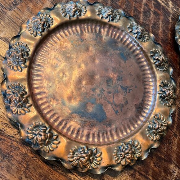 Two Antique Embossed Solid Copper Plates Retro Daisy Pattern - Picture 2 of 10